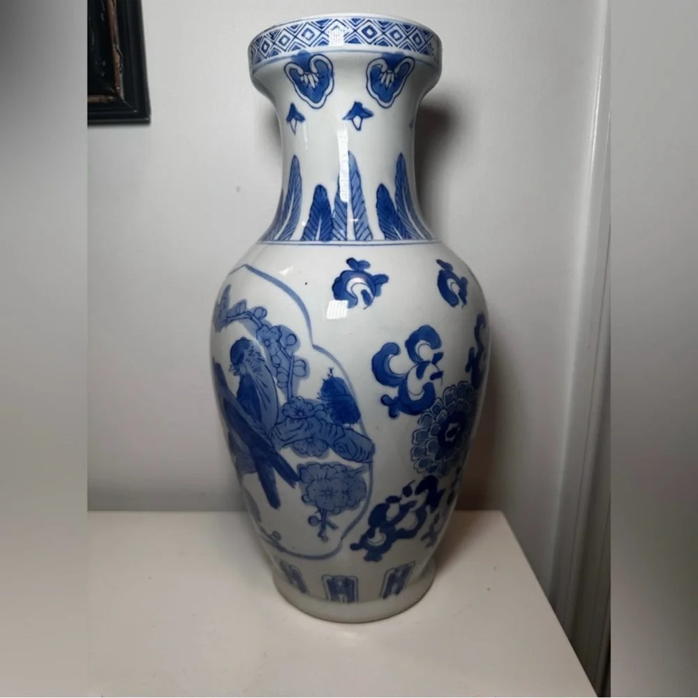 💙🤍Vintage Blue and White Chinese Vase